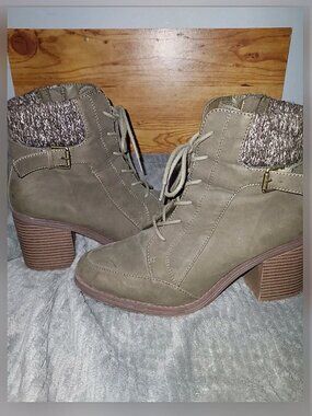 Rustic style forest green boots